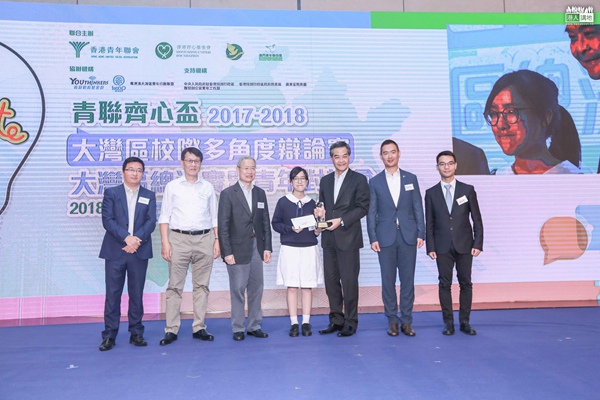 嘉宾们为获奖者颁发证书（左1为张志安教授）
