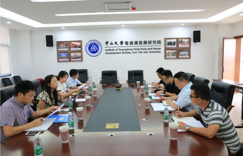 图中为座谈会情况
