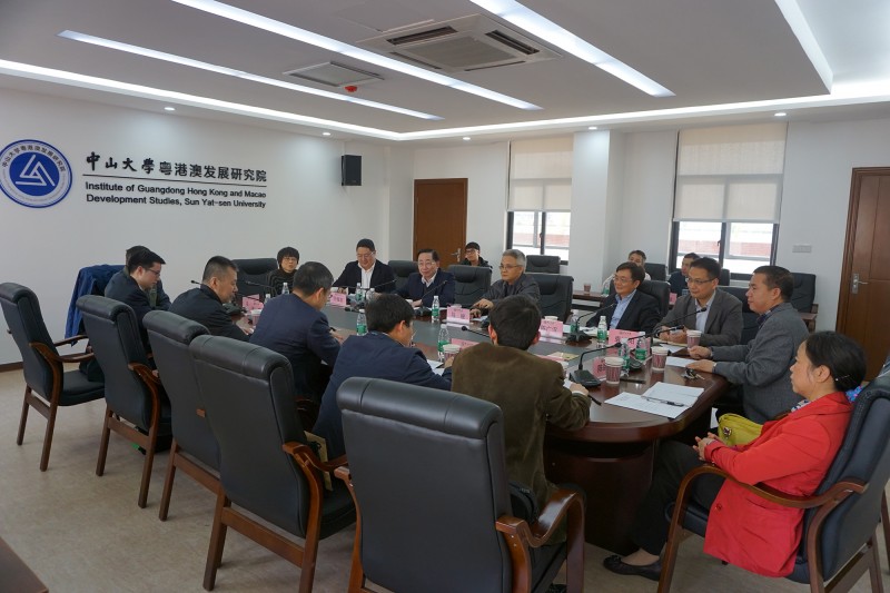 图中为座谈会情况