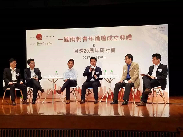曹旭东副教授在研讨现场（右一）