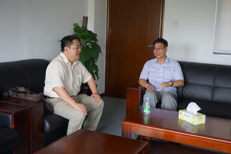 由冀教授与何俊志副院长会谈