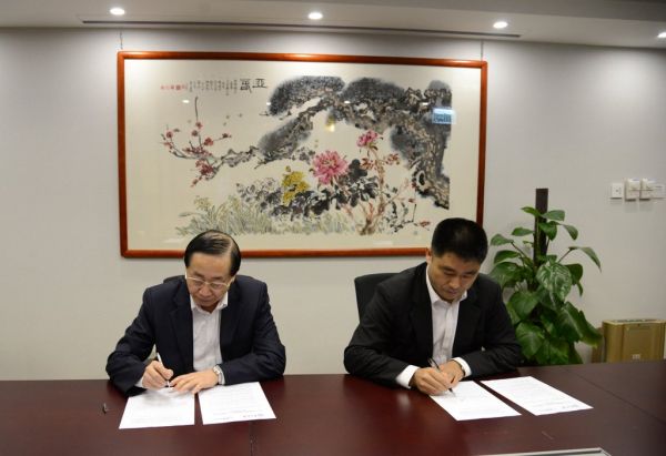 郑德涛院长与杨勇社长(右)签订合作框架协议.jpg
