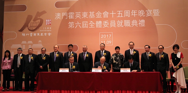 霍震寰主席（中），陈绍彬执行副理事长（右）共同签字.JPG 