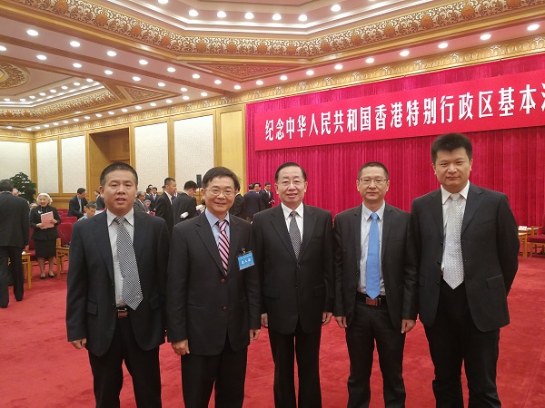 （左起：郭天武、陈广汉、郑德涛、王禹、曹旭东等5位专家学者参加座谈会）