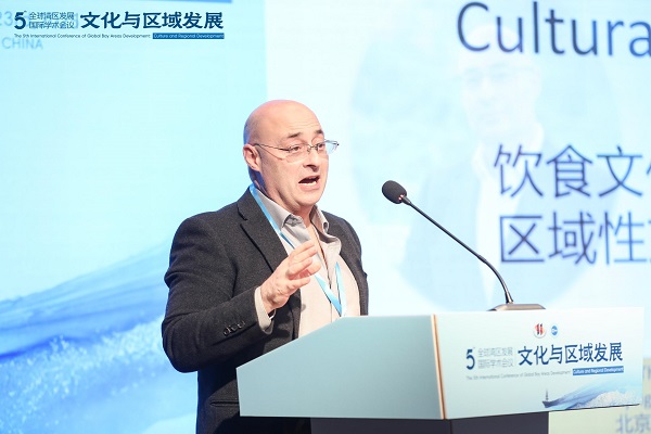 杜博斯教授作主题报告