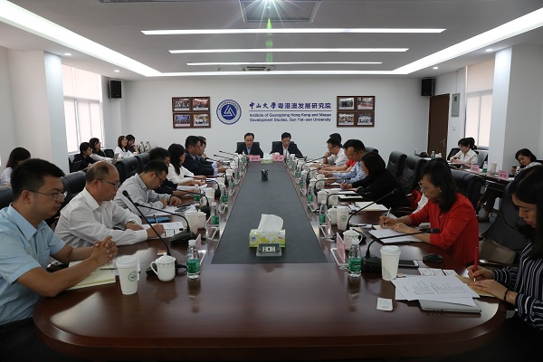 香港特区政府政制及内地事务局局长聂德权一行到研究院访问交流