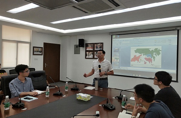 杨静辉局长作报告