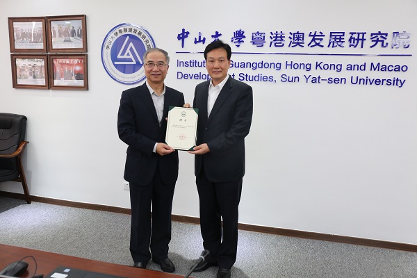 林武理事长为饶戈平教授颁发聘书