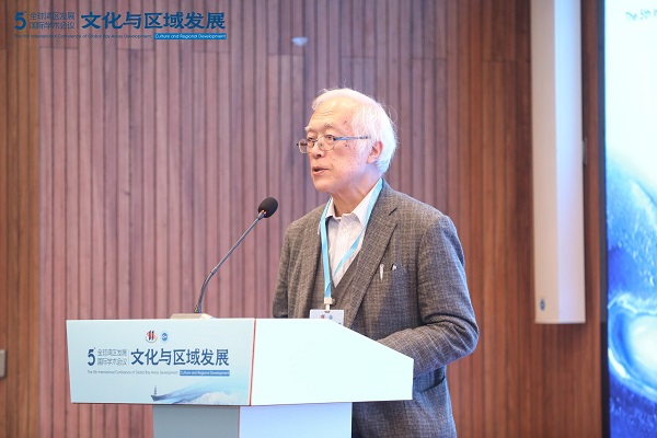 滨下武志教授作主题报告