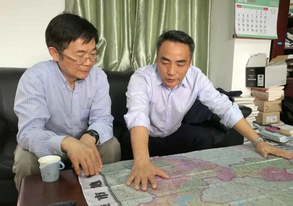 陈广汉副院长（左一）与邝积康市长进行交流